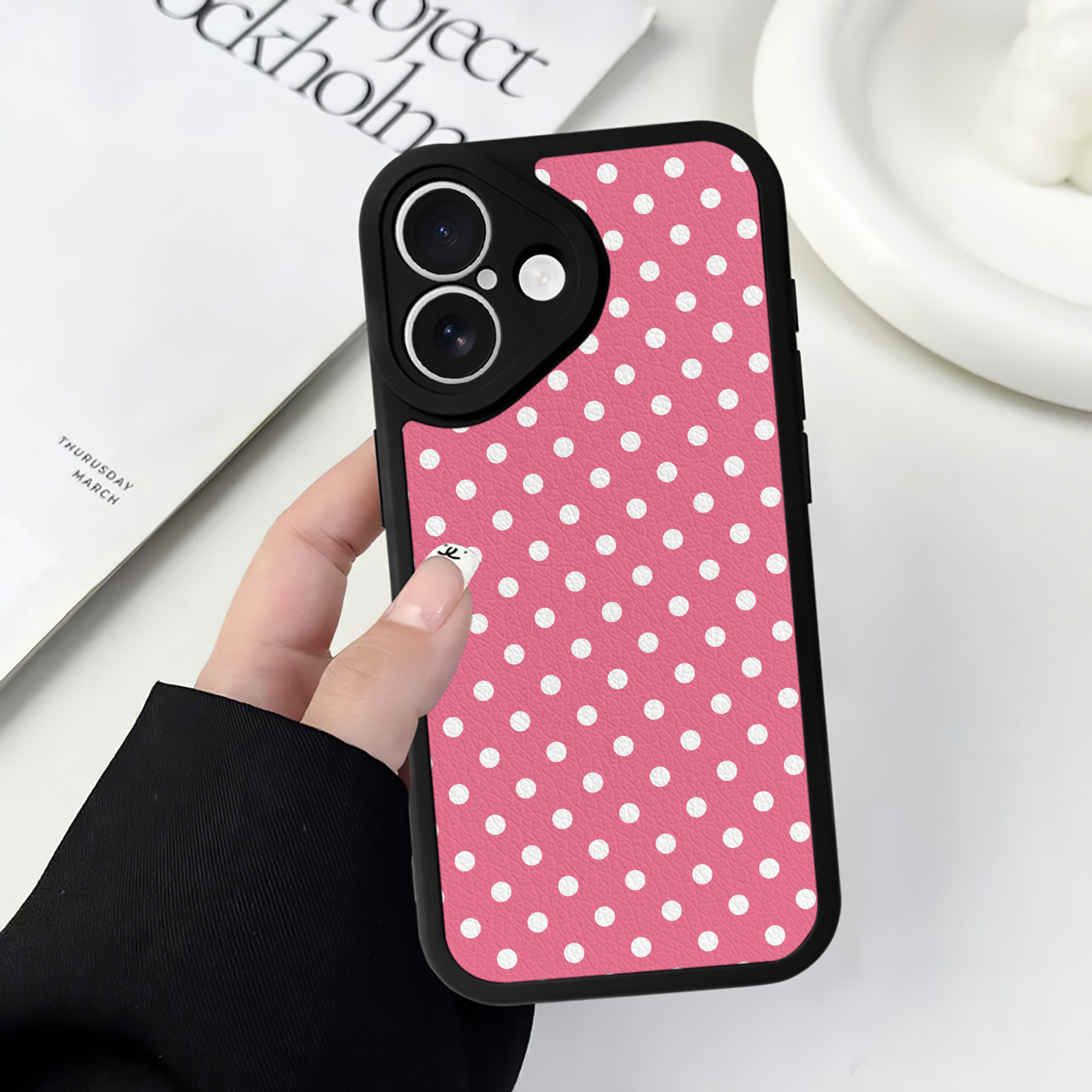 （画像用） Hello Kitty ハローキティ 【iPhone 16シリーズ対応】シリコンスマホケース（レザー調） 材質：シリコン